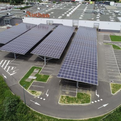 Ombrière avec panneaux photovoltaïques sur un parking de supermarché
