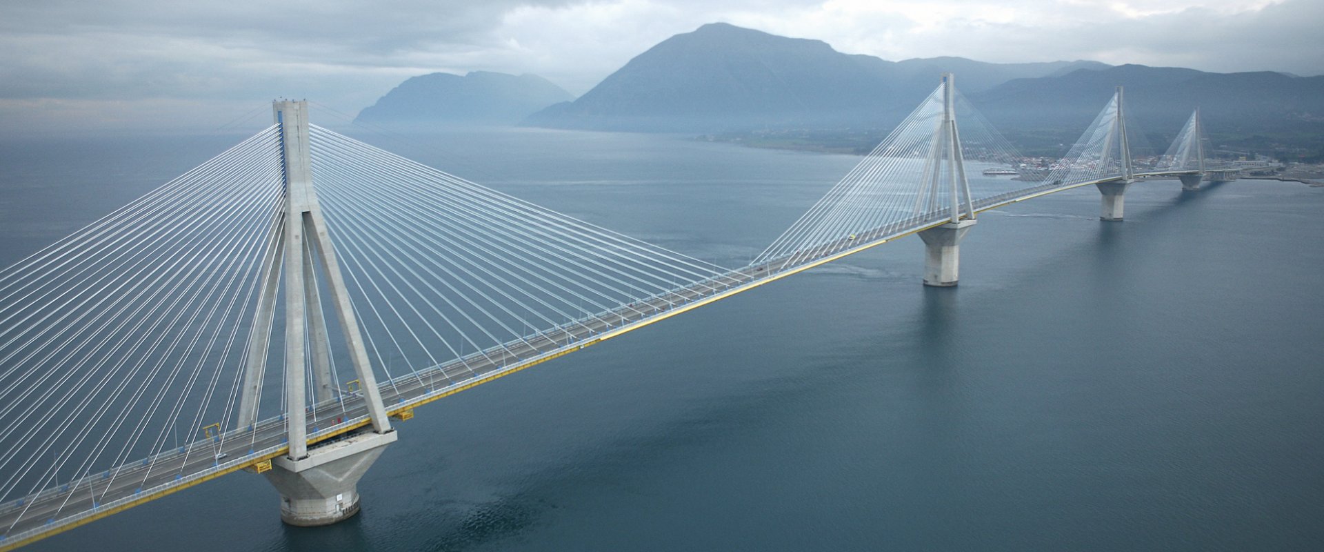 Le pont Charilaos Trikoupis, sur le golfe de Corinthe en Grèce, conçu, réalisé et exploité par VINCI